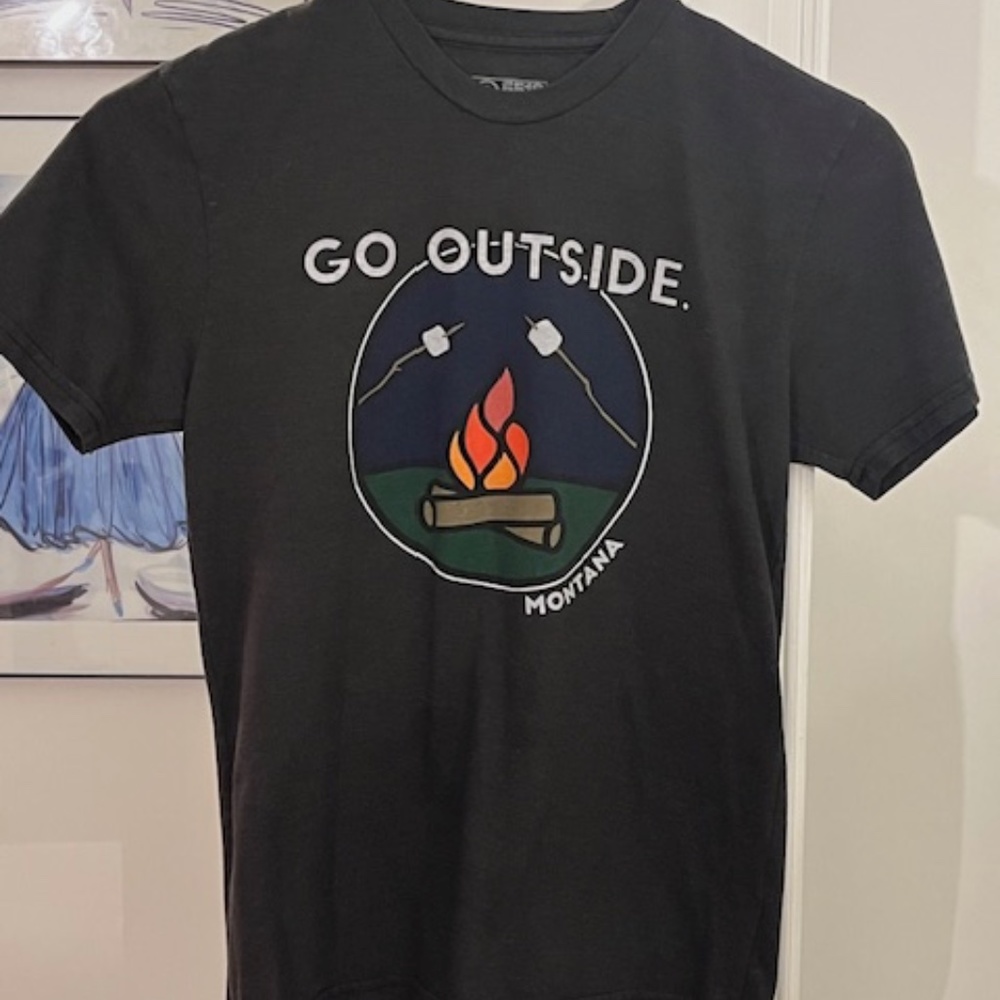 Montana "Go Outside" black T-shirt with roasting marshmallows (M)